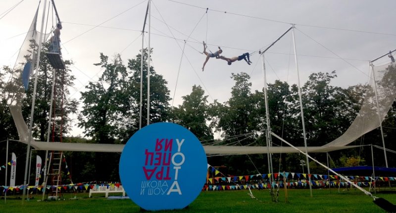 В Парке Горького открылась летняя школа воздушной гимнастики. Изображение номер 1 В Парке Горького открылась летняя школа воздушной гимнастики. Изображение номер 1