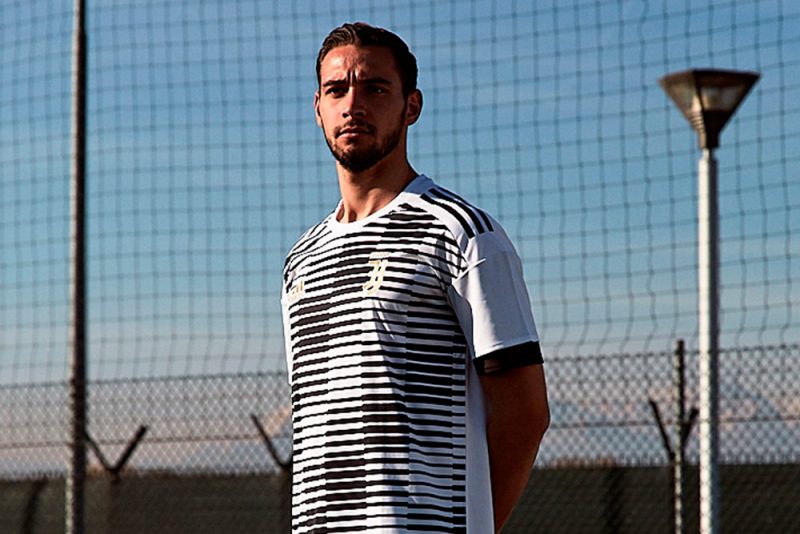 adidas Football и Parley выпустили предматчевые футболки, созданные из океанического пластика. Изображение номер 3 adidas Football и Parley выпустили предматчевые футболки, созданные из океанического пластика. Изображение номер 3