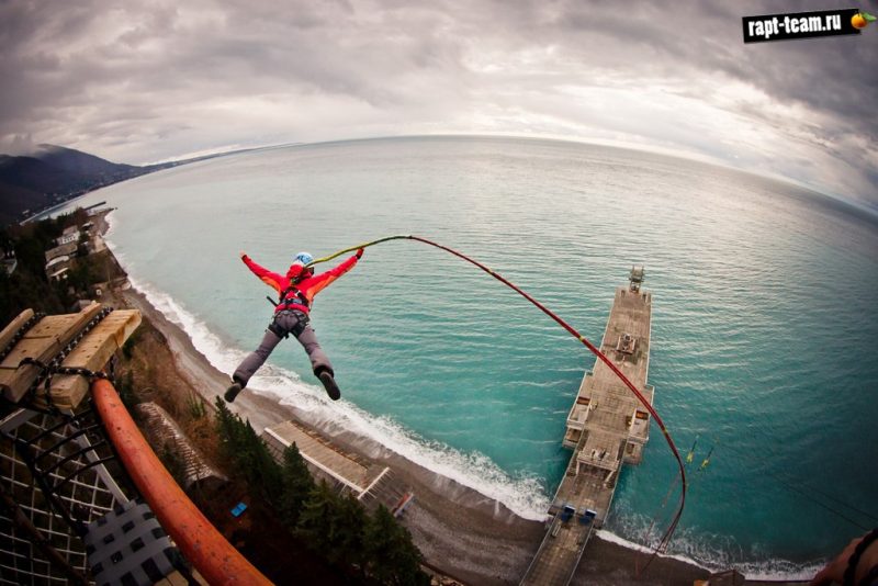 «В момент прыжка внутри была ядерная война». Роупджампинг: опасный досуг или неповторимый опыт. Изображение номер 1 «В момент прыжка внутри была ядерная война». Роупджампинг: опасный досуг или неповторимый опыт. Изображение номер 1