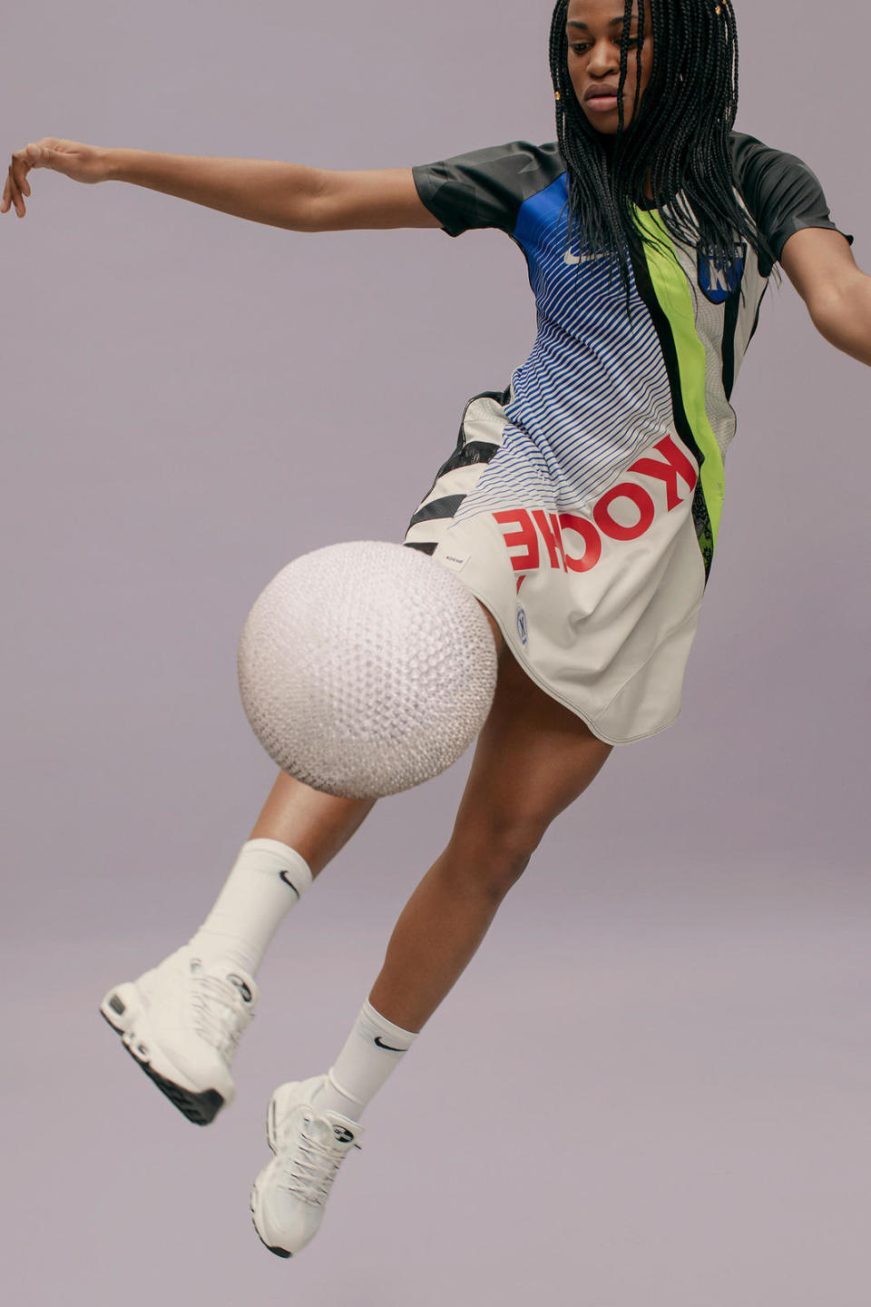 Nike создал женскую коллекцию, вдохновлённую футбольными джерси. Изображение номер 3 Nike создал женскую коллекцию, вдохновлённую футбольными джерси. Изображение номер 3