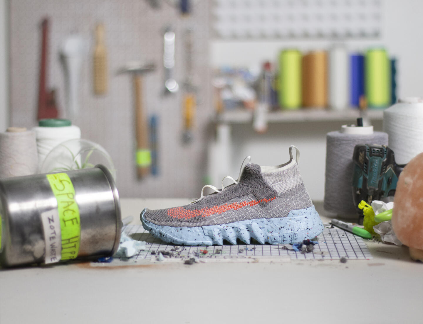 Nike выпустит кроссовки из «космического мусора». Изображение номер 2 Nike выпустит кроссовки из «космического мусора». Изображение номер 2