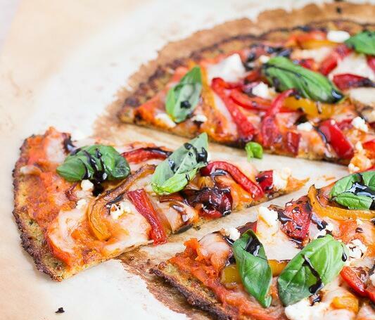 Изображение рецепта Пицца с перцем, козьим сыром и базиликом на тесте из цветной капусты