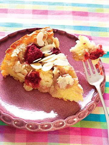 Изображение рецепта Пирог со свежей малиной и лепестками миндаля