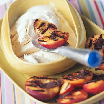 Изображение рецепта Сливочное мороженое с поджаренными на гриле нектаринами