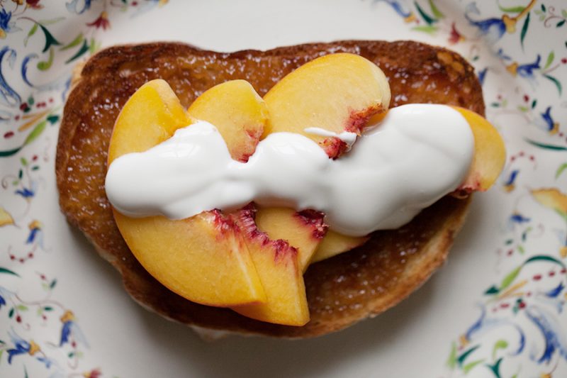 Изображение рецепта Сладкий тост с персиками и сметаной