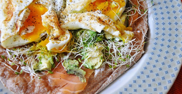 Изображение рецепта Малосольный лосось с авокадо и яйцами