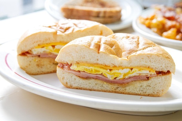Изображение рецепта Сэндвич с ветчиной, сыром и яйцом