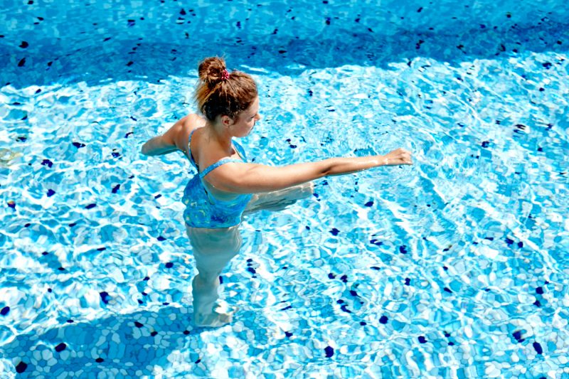 10 упражнений, которые можно делать в бассейне или в море. Изображение номер 21