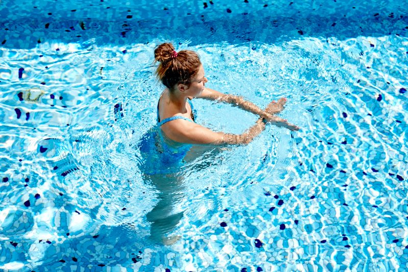 10 упражнений, которые можно делать в бассейне или в море. Изображение номер 24