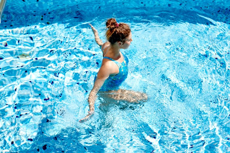 10 упражнений, которые можно делать в бассейне или в море. Изображение номер 25