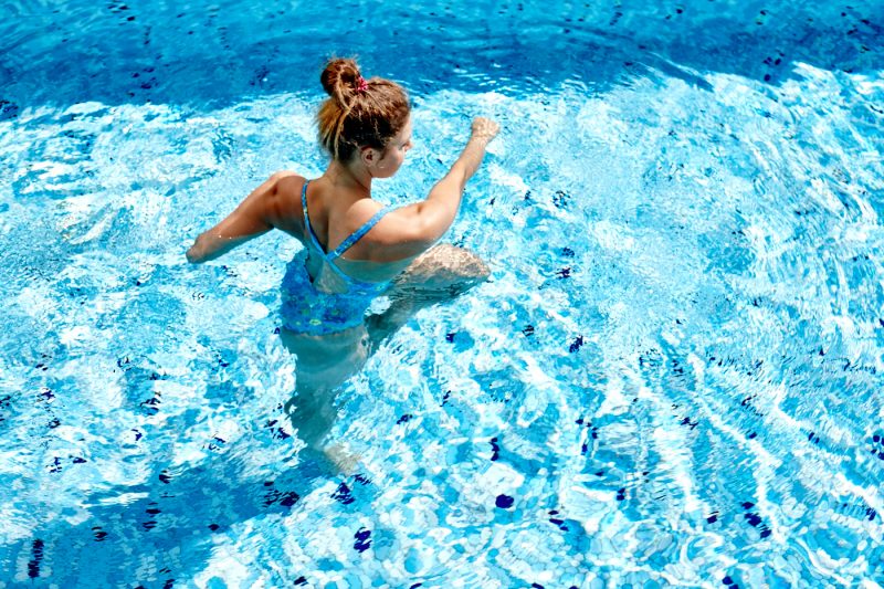 10 упражнений, которые можно делать в бассейне или в море. Изображение номер 22