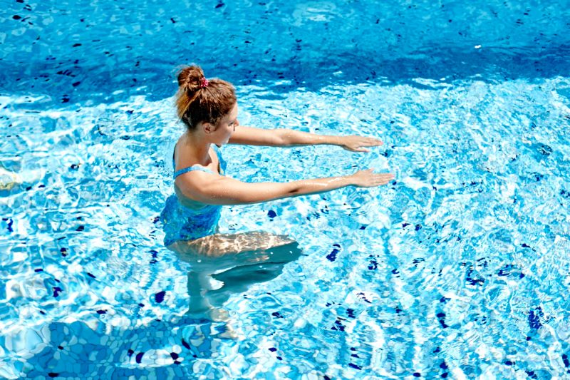 10 упражнений, которые можно делать в бассейне или в море. Изображение номер 26