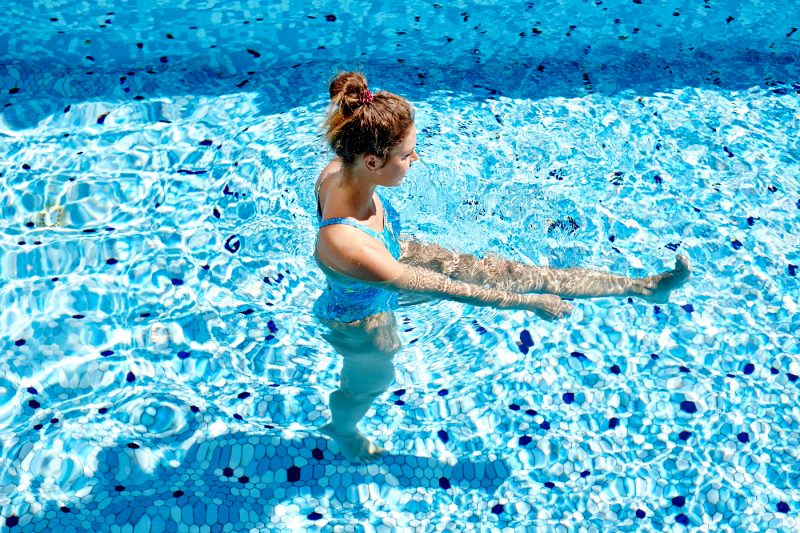 10 упражнений, которые можно делать в бассейне или в море. Изображение номер 28