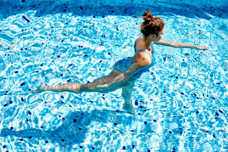 10 упражнений, которые можно делать в бассейне или в море. Изображение номер 31