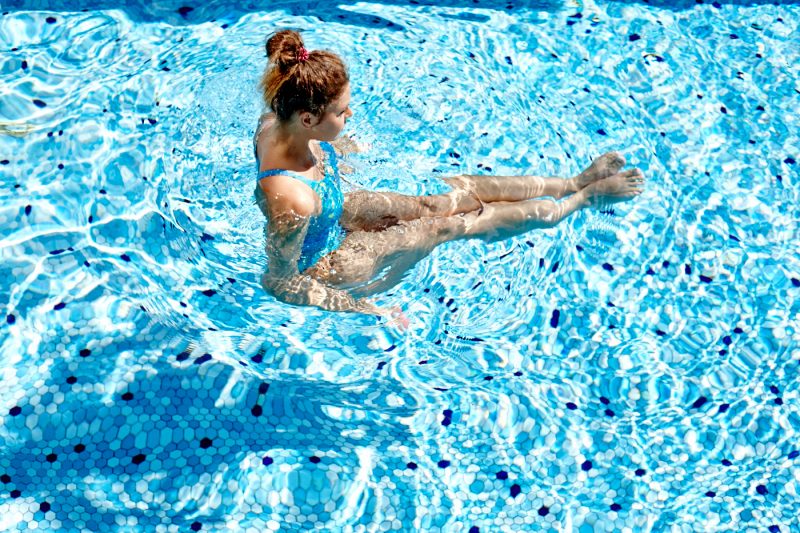 10 упражнений, которые можно делать в бассейне или в море. Изображение номер 37