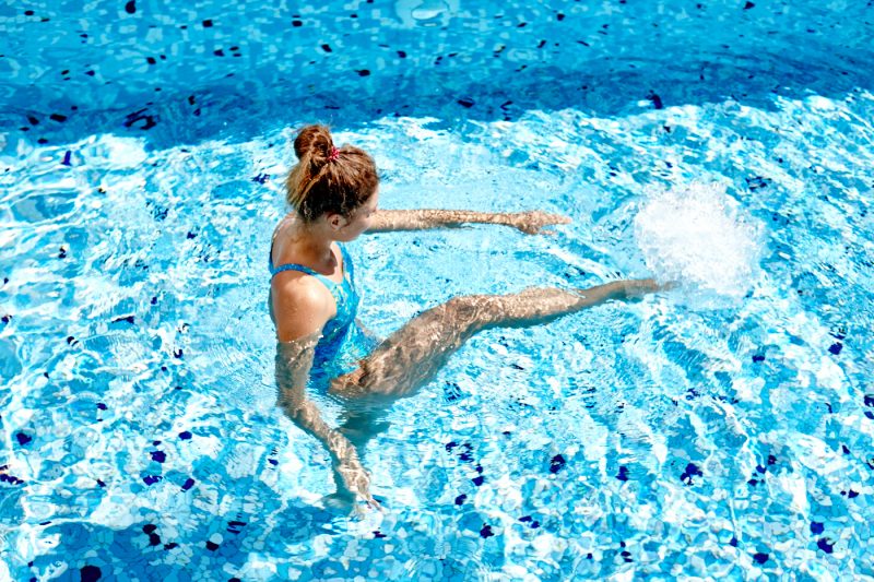 10 упражнений, которые можно делать в бассейне или в море. Изображение номер 33