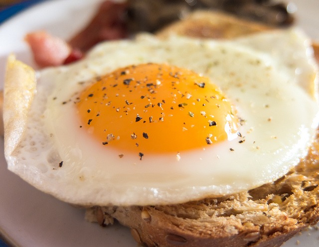 Крутые яйца: 6 быстрых способов приготовить идеальную яичницу. Изображение номер 3