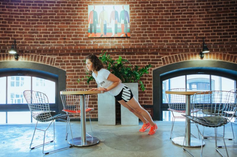 4 упражнения, которые можно сделать на работе. Изображение номер 2