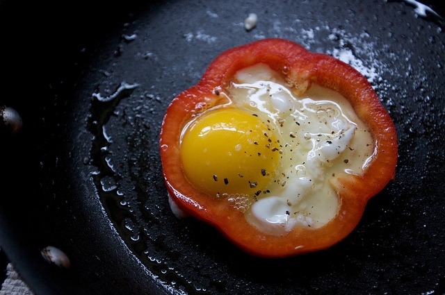 Крутые яйца: 6 быстрых способов приготовить идеальную яичницу. Изображение номер 4