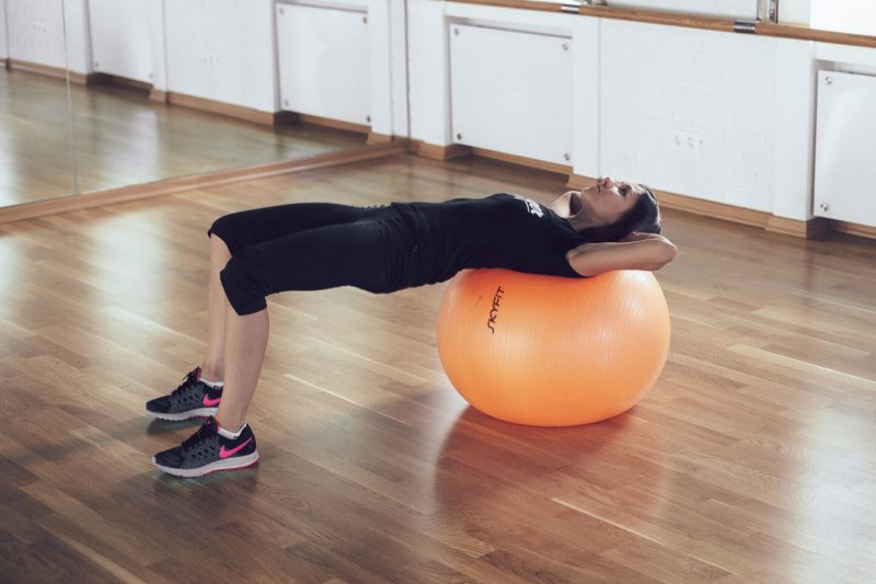 Работаем над всеми мышцами: домашняя тренировка с фитнесболом. Изображение номер 9