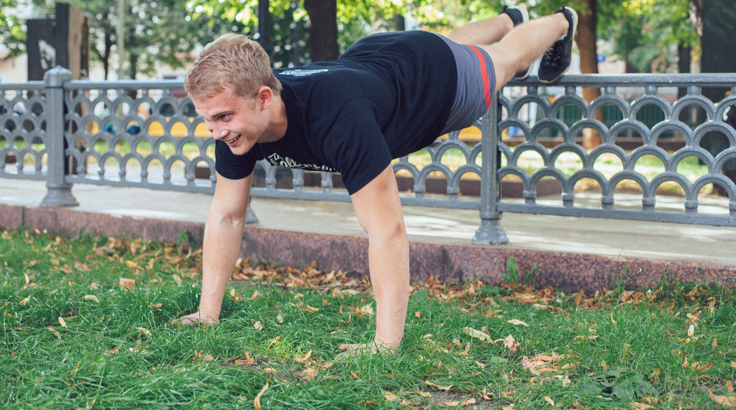 10 упражнений, которые можно делать в парке или на даче