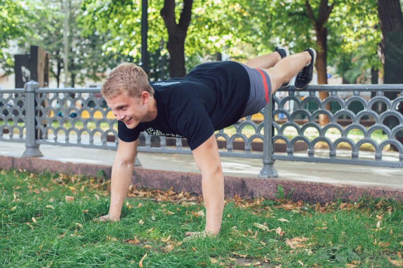 10 упражнений, которые можно делать в парке или на даче. Изображение номер 2