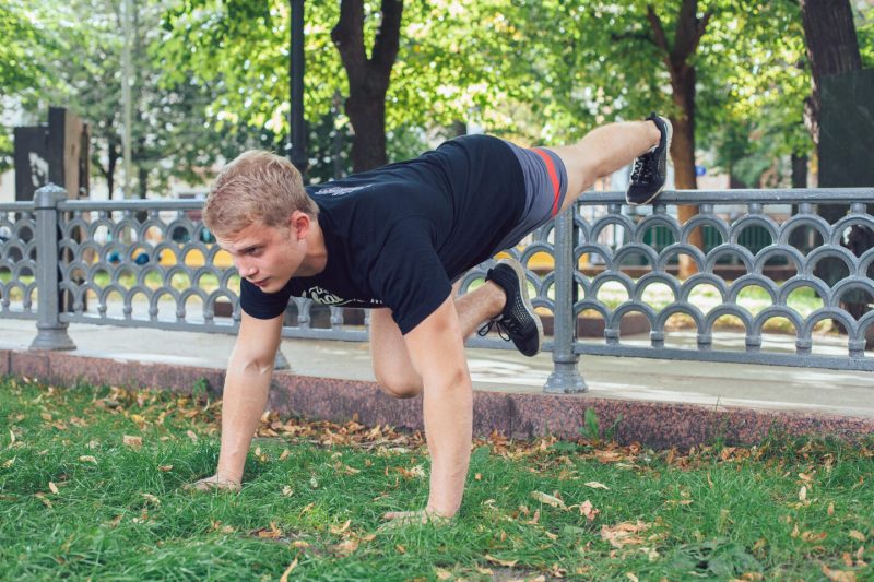 10 упражнений, которые можно делать в парке или на даче. Изображение номер 3