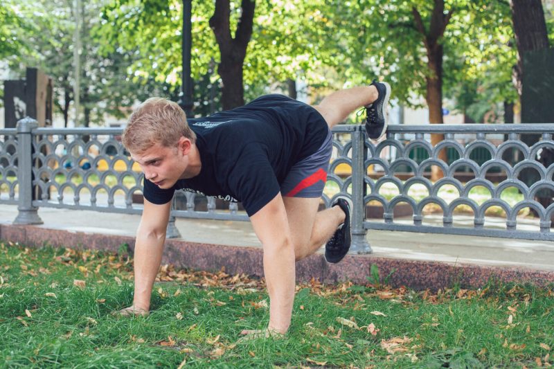 10 упражнений, которые можно делать в парке или на даче. Изображение номер 4