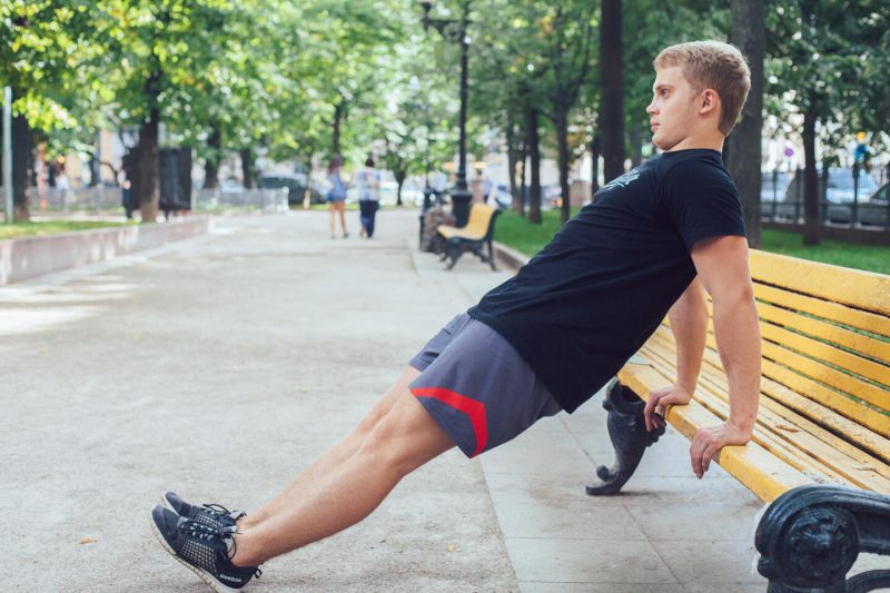 10 упражнений, которые можно делать в парке или на даче. Изображение номер 6