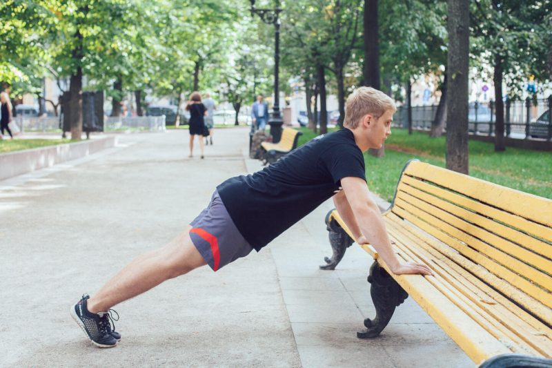 11 упражнений, которые можно делать в парке или на даче. Изображение номер 8