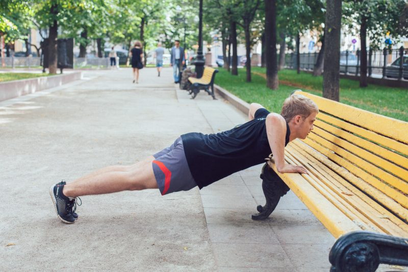 11 упражнений, которые можно делать в парке или на даче. Изображение номер 9