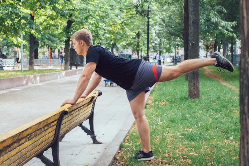 11 упражнений, которые можно делать в парке или на даче. Изображение номер 13