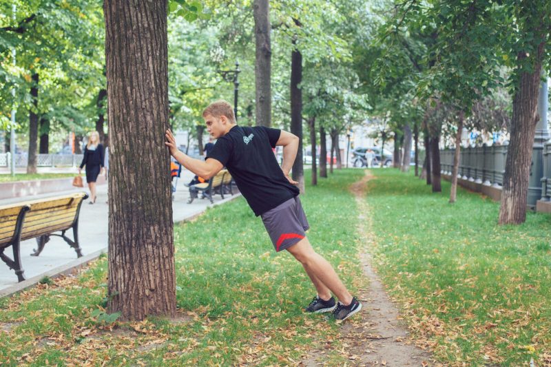 10 упражнений, которые можно делать в парке или на даче. Изображение номер 20
