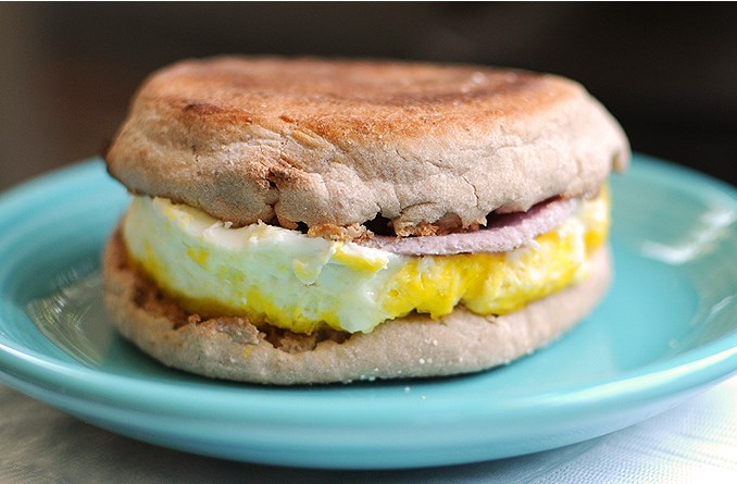 Изображение рецепта Канадский маффин с яйцом и беконом