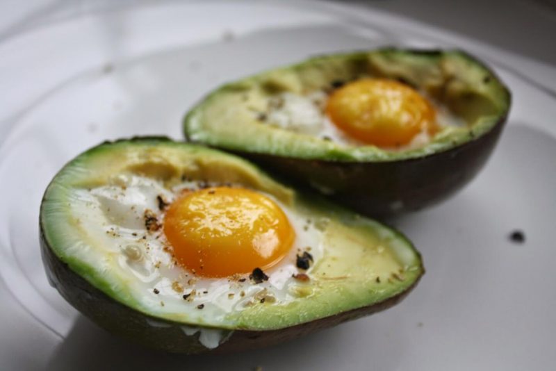 Завтрак для чемпионов: яйца, запечённые в авокадо. Изображение номер 2