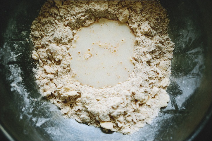 Рецепт дня: ароматный пирог с вишней и миндалём. Изображение номер 1