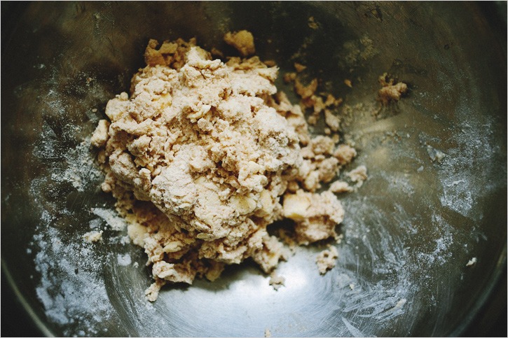 Рецепт дня: ароматный пирог с вишней и миндалём. Изображение номер 2