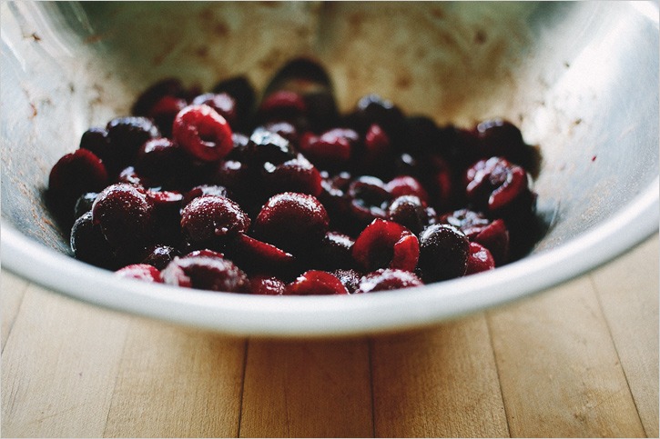 Рецепт дня: ароматный пирог с вишней и миндалём. Изображение номер 3