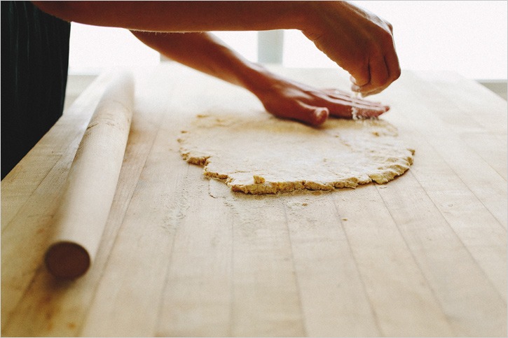 Рецепт дня: ароматный пирог с вишней и миндалём. Изображение номер 4