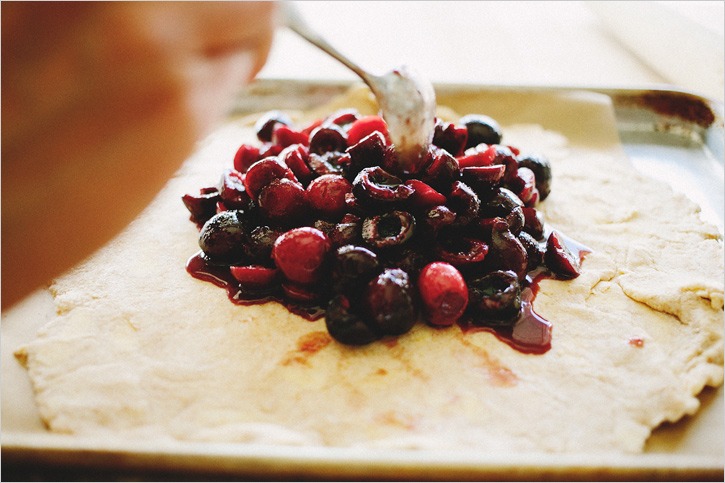 Рецепт дня: ароматный пирог с вишней и миндалём. Изображение номер 5