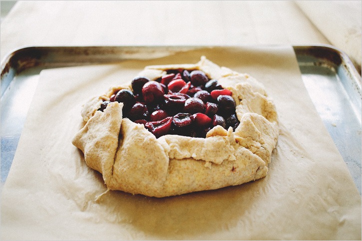 Рецепт дня: ароматный пирог с вишней и миндалём. Изображение номер 6