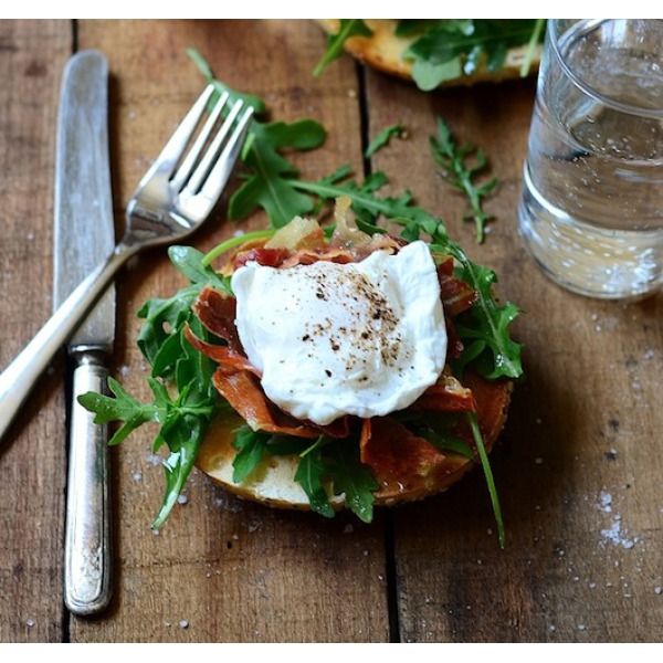 Изображение рецепта Яйца пашот на тосте с ветчиной и рукколой