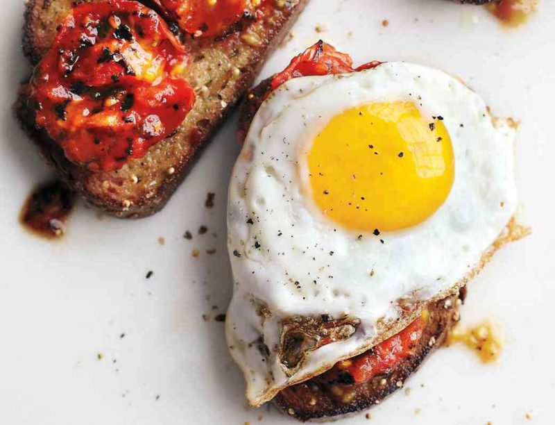 Изображение рецепта Чесночные тосты с яичницей и жареными помидорами