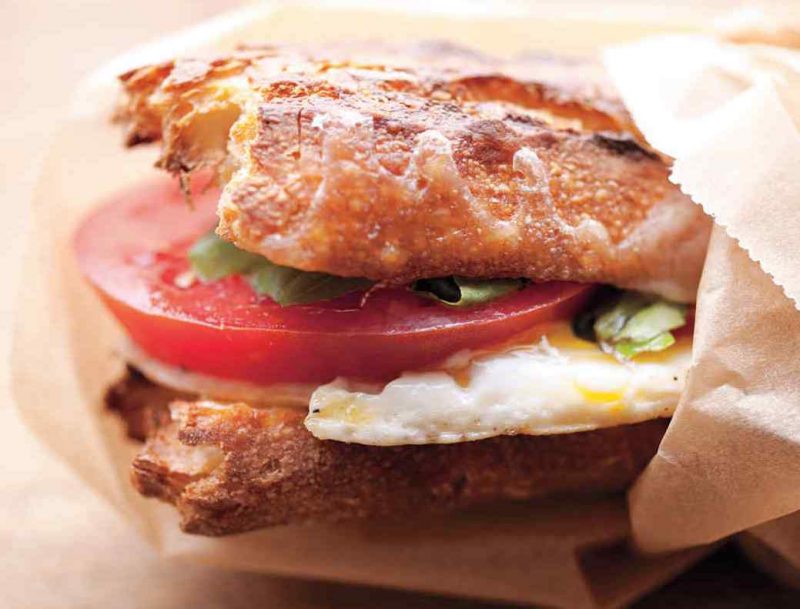 Изображение рецепта Бутерброд с яйцом, томатом и базиликом