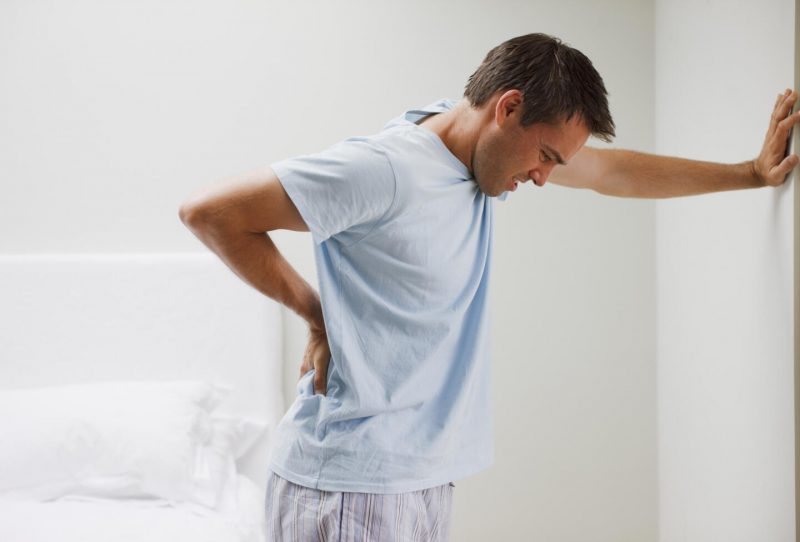 Изображение - Как простатит влияет на суставы man-back-pain-800x542