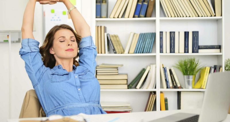 Как перестать сутулиться на работе: 4 отличных упражнения