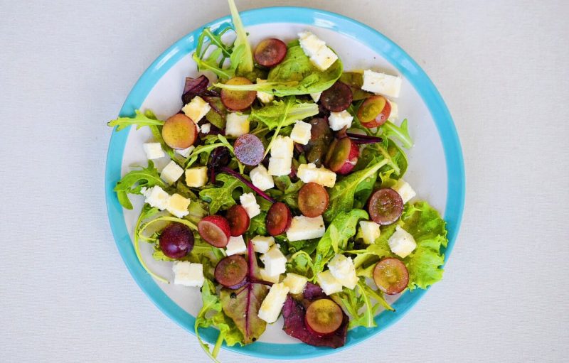 Изображение рецепта Зелёный салат с виноградом и адыгейским сыром