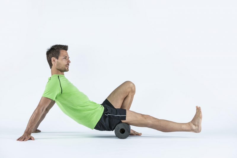 9 упражнений с массажным роллом, которые помогут расслабиться. Изображение номер 2