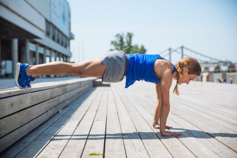 3 упражнения на пресс, которые можно делать где угодно. Изображение номер 9