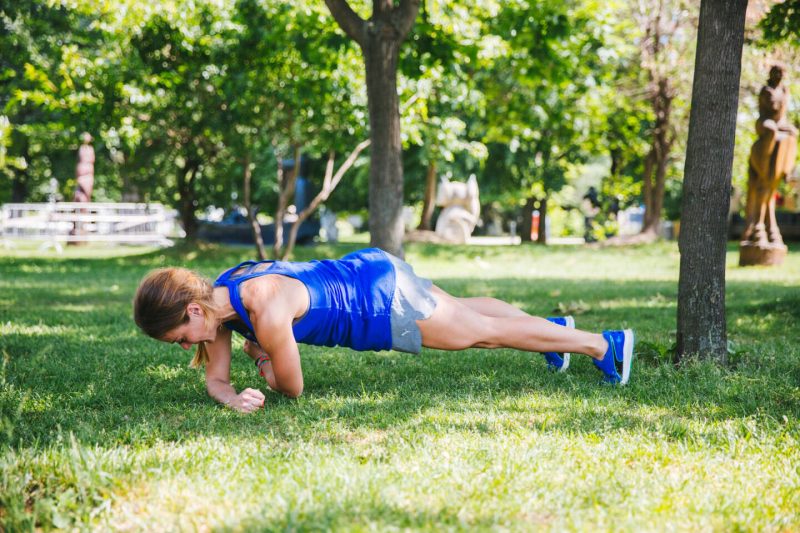 5 эффективных упражнений для красивых плеч и рук. Изображение номер 13